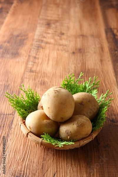 Obraz 新じゃがいもの笊盛り　木目バック