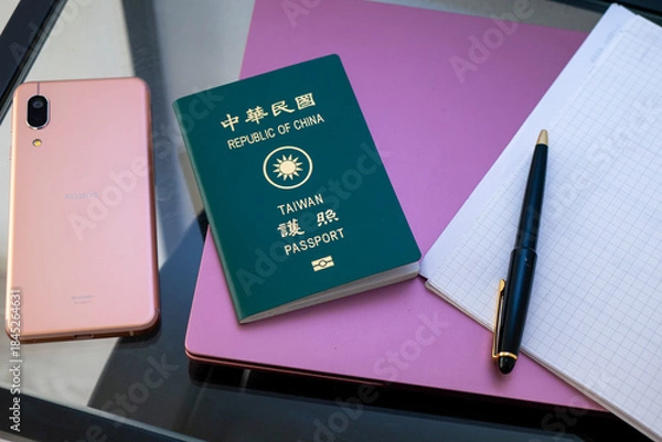 Obraz 空港の椅子に置かれた携帯電話と台湾のパスポート
