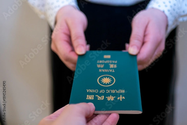 Obraz 台湾のパスポートを渡す女性の手