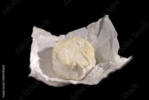 Obraz Brillat Savarin fromage moelleux dans le papier emballage sur fond noir