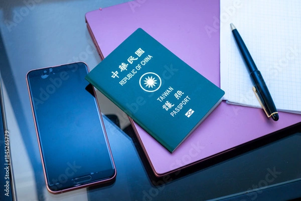 Obraz 空港の椅子に置かれた携帯電話と台湾のパスポート