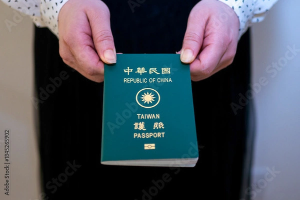 Obraz 台湾のパスポートを渡す女性の手
