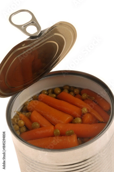 Obraz Boîte de conserve ouverte avec des petits pois et des carottes en gros plan sur fond blanc