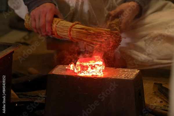 Fototapeta 伝統技術で赤熱した鉄を鍛える日本の鍛冶職人