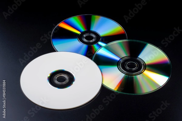 Obraz 黒背景にデータ保存に使用される複数枚の光学ディスク媒体