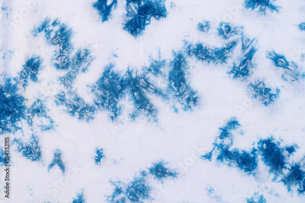 Obraz Wzór niebieskiego krawata batikowego barwnika na bawełnianej szmatce, barwionego w kolorze indygo i teksturowanego, malowana niebieską akwarelą na białej bawełnianej tkaninie