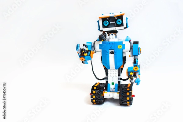 Fototapeta Robot wykonany z części plastikowych z serii Lego Boost, programowany na komputerze, robotyka.