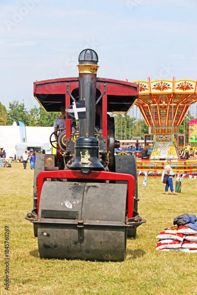Obraz 	
Vintage Steam Traction engine in a field	
