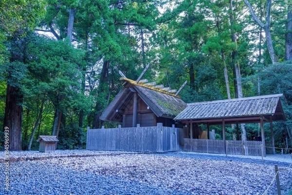 Fototapeta 静寂に包まれた神聖な神社の情景