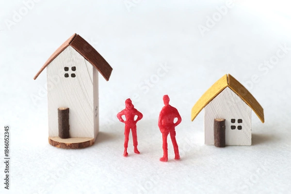 Obraz 遺産相続のトラブルをミニチュア人形と家と文言で表現した写真