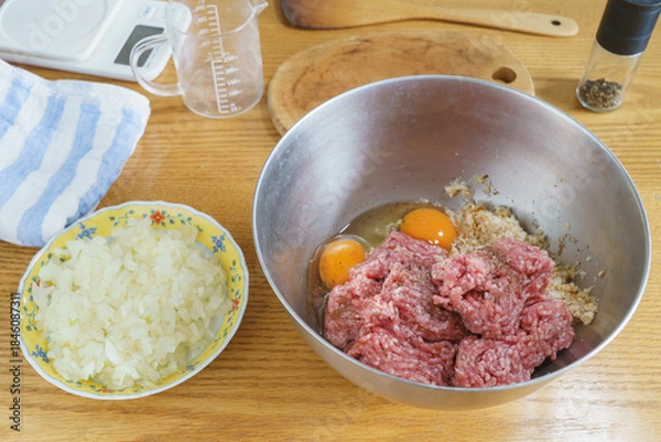 Fototapeta 豚ひき肉で作るハンバーグ｜豚ひき肉とパン粉と生卵と玉ねぎ