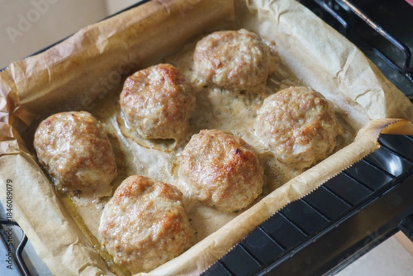 Fototapeta ハンバーグステーキをグリルトレーで焼く・豚ひき肉のハンバーグ