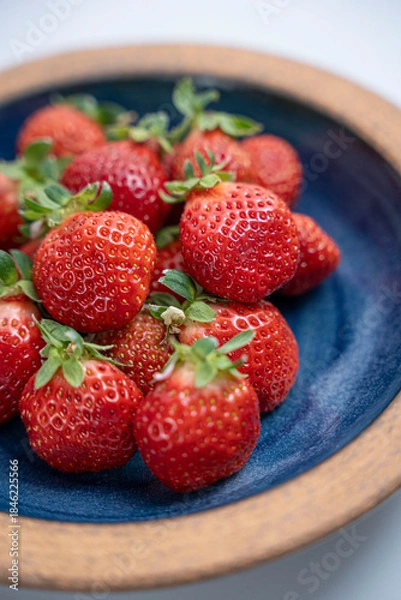 Fototapeta 美味しそうなお皿の上のイチゴ　あまおう