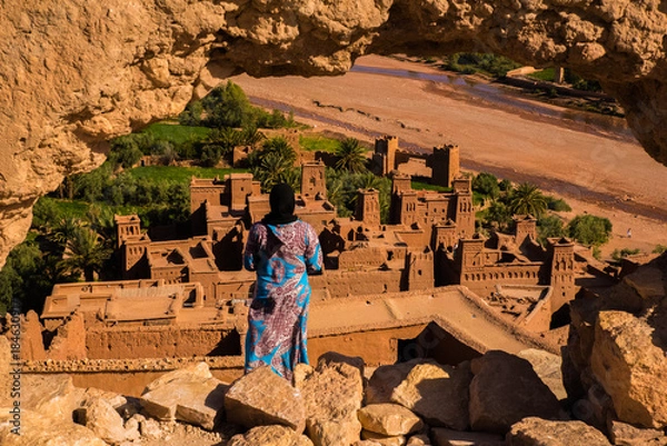 Obraz Contemplation devant la forteresse de Ait Benhaddou (Ouarzazate, Maroc)