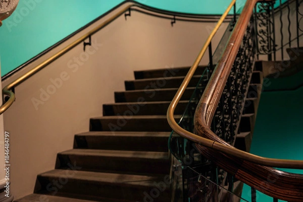 Obraz 螺旋階段と緑のバックグラウンド