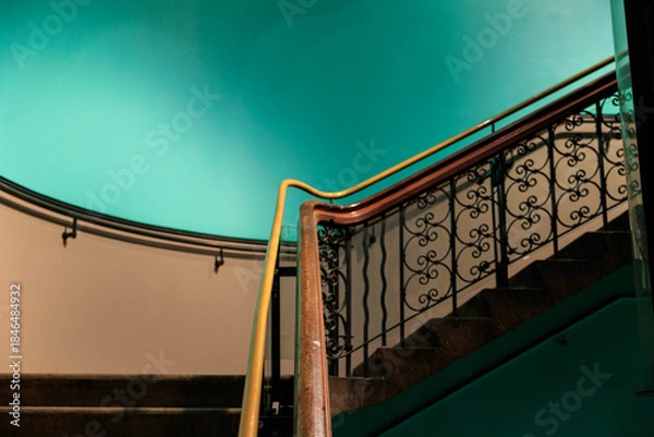 Obraz 螺旋階段と緑のバックグラウンド