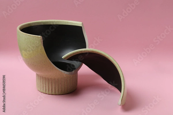 Fototapeta broken vase on color background
