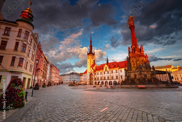 Obraz Olomouc, Czech Republic. Cityscape image of downtown Olomouc, Czech Republic with Olomouc City Hall and Honorary Holy Trinity Column at summer sunset.