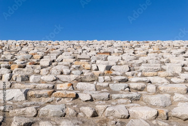 Obraz 石積みの段々と青空の背景