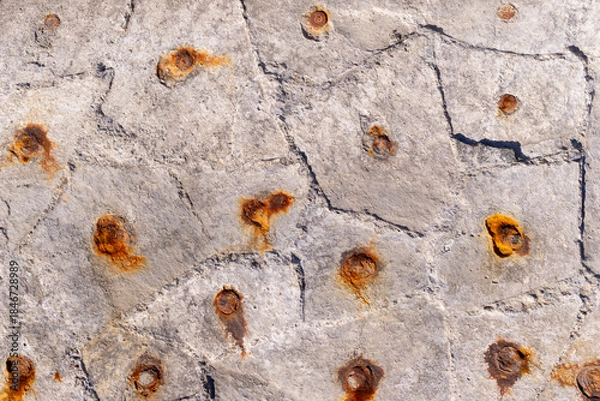 Obraz 固定した金具が錆びて風化した石組みの背景