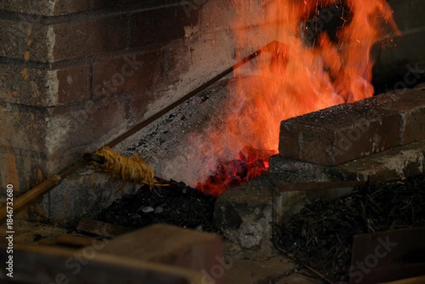 Fototapeta 刀鍛冶の炉で燃え上がる炎と火花