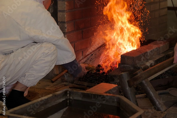 Fototapeta 刀鍛冶の炉で燃え上がる炎と火花