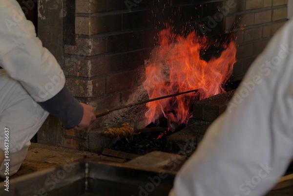 Fototapeta 刀鍛冶の炉で燃え上がる炎と火花