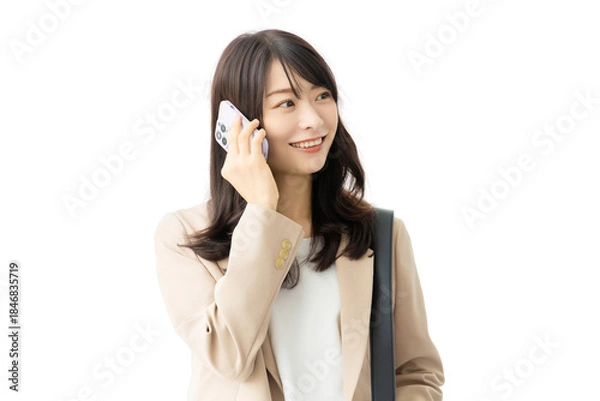 Obraz スマートフォンで話す笑顔の女性・ビジネスウーマン（背景透過PNG）