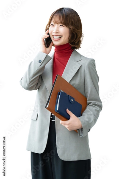 Obraz スマートフォンで話す笑顔の女性・ビジネスウーマン（背景透過PNG）