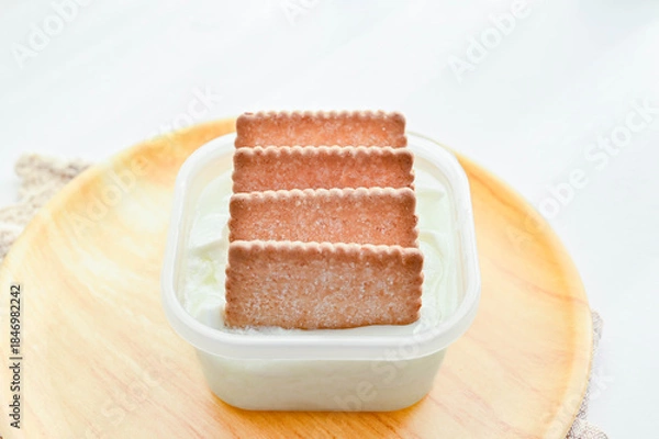 Obraz 容器入ったヨーグルトにサブレを刺す