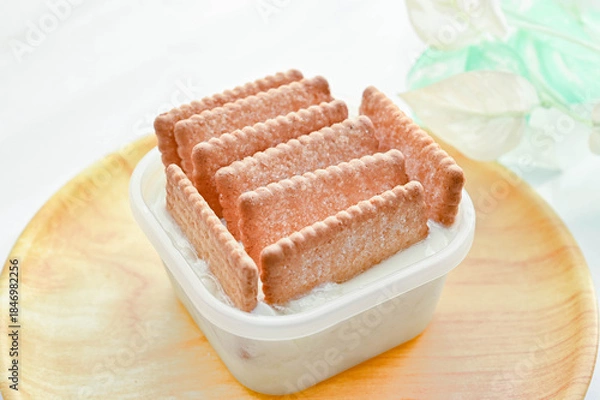 Obraz 容器入ったヨーグルトにサブレを刺す
