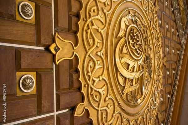 Obraz MEDINA, SAUDI ARABIA - 16TH NOV 2017; Close-up view of golden door for Mosque Al-Nabawi in Medina, Saudi Arabia. It is the second-holiest site in Islam and the mosque was built by Prophet Muhammad in 