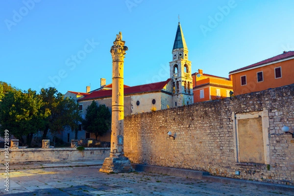 Obraz Roman Forum in Zadar, Croatia, featuring ancient "Pillar of Shame" in and Baroque Orthodox Church of Saint Elijah Prophet. Roman ruins, medieval punishment history, 18th-century religious architecture
