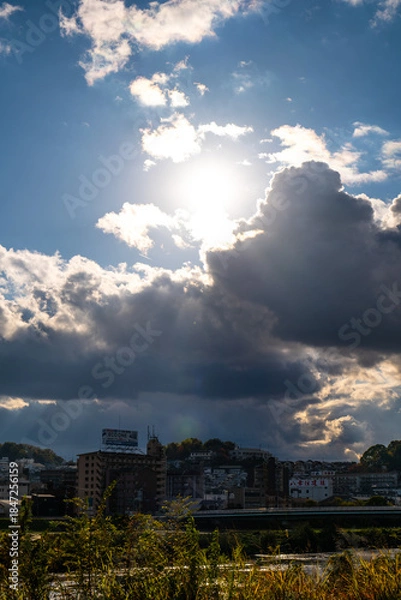 Obraz 大阪、高井田、Osaka Metro中央線、JRおおさか東線、交通、鉄道、青空、雲、川、橋、林木、水