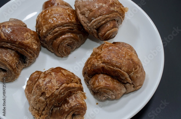 Obraz ミニクロワッサンのチョコ味を食べる