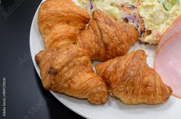 Obraz ミニクロワッサンにロースハムとポテトサラダ