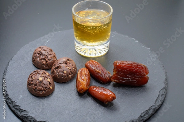 Obraz デーツとチョコレートでくつろぐ