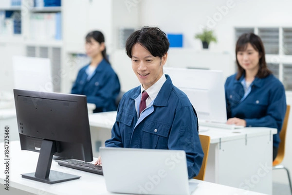 Obraz オフィスで仕事をする作業服のエンジニア