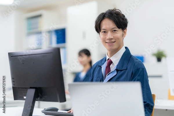 Obraz オフィスで仕事をする作業服のエンジニア