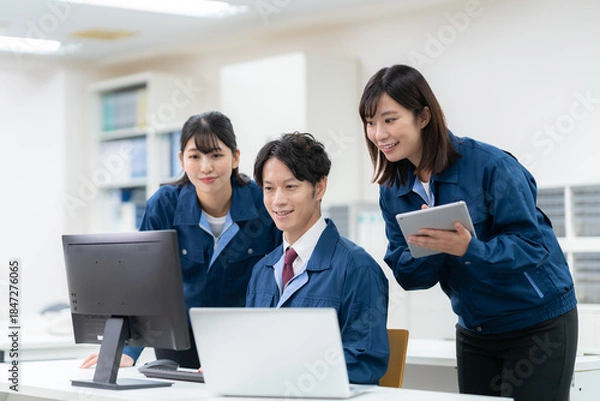 Obraz オフィスで会議をする作業服のエンジニア