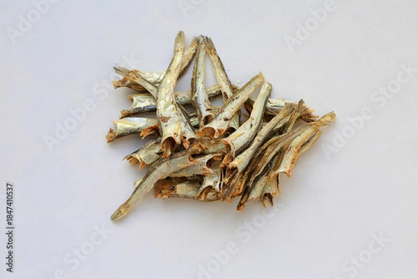 Obraz 요리를 위해 마른 멸치에서 내장을 제거했습니다