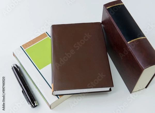 Fototapeta ビジネス書とノート、ペンを並べた学習と知識のイメージ