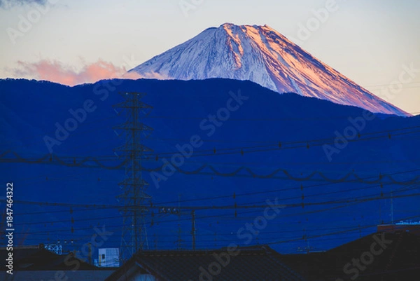Fototapeta 住宅街から見えた夕日に染まる富士山
