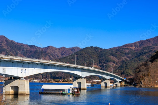 Fototapeta 冬の河口湖に架かる河口湖大橋