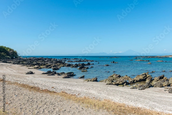 Fototapeta 岩礁が広がる海岸と穏やかな海、遠くに富士山を望む風景