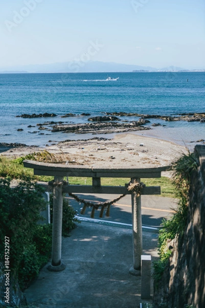 Fototapeta 海へ続く階段と鳥居、縦構図で切り取った日本の静かな風景