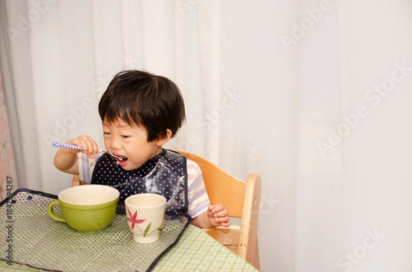Obraz 食事中の子供