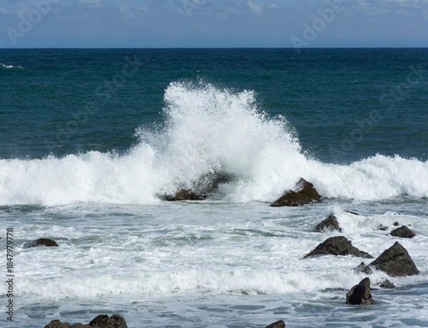 Fototapeta 岩にぶつかる波しぶき