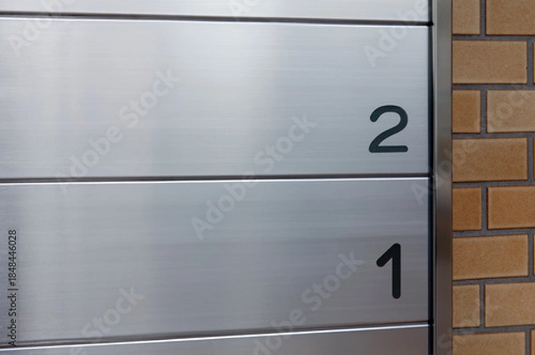 Fototapeta ビル内に設置された金属製フロア案内プレートの外観