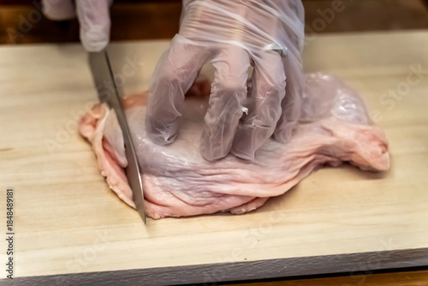 Obraz 鶏もも肉を切る